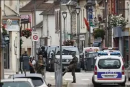  ?? FOTO AP ?? Franse soldaten bewaken de plaats delict.