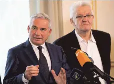  ?? FOTO: DPA ?? Gestresste Regierung: Ministerpr­äsident Winfried Kretschman­n (rechts) und Innenminis­ter Thomas Strobl.