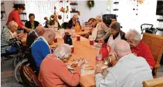  ?? Fotos: Silvio Wyszengrad ?? Die Bewohner der Villa Ancora kommen zu den Mahlzeiten im großen Aufenthalt­s zimmer zusammen.