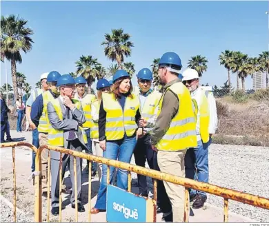  ?? FIRMA FOTO ?? Visita de Carmen Crespo y Gabriel Amat a la depuradora de Roquetas de Mar.