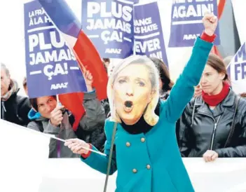  ?? FOTO: AFP ?? Detractore­s de Marine Le Pen celebran la derrota de la candidata del Frente Nacional, ayer frente a la Torre Eiffel y a la Plaza del Trocadero, en París.