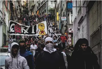  ??  ?? En 2014, des supporters du Beşiktaş d’Istanbul, défilent pour le premier anniversai­re de la manifestat­ion antigouver­nementale de Gezi.