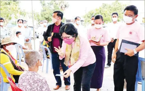  ?? SUPPLIED ?? Health ministry spokeswoma­n Or Vandine greets an old woman waiting for her third Covid vaccinatio­n in Tbong Khmum province in February.