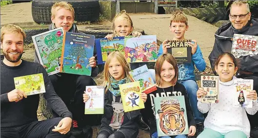  ?? BILD: STADTVERWA­LTUNG ?? Wissbegier­ig: Im Leseclub der Grundschul­e Ohmstede treffen sich die Kinder nach dem Unterricht.