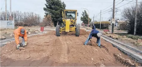  ?? AGENCIA PUNTA ALTA ?? Se están llevando adelante los trabajos para pavimentar en tres cuadras de la calle Miguel Cané.