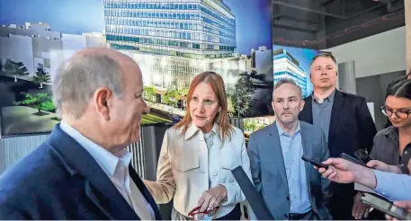  ?? PHOTOS BY KIMBERLY P. MITCHELL/DFP ?? GM CEO Mary Barra and Detroit Mayor Mike Duggan talk to the news media about General Motors moving its global headquarte­rs to the newly completed Bedrock’s Hudson site, during a news conference held at the Hudson site Monday.