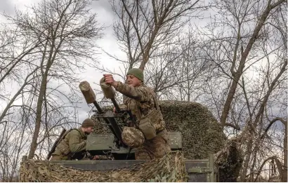  ?? AFP ?? Ukrainian servicemen at a position in the Zaporizhzh­ia region. Soldiers at the front said they were in “shock” about the demobilisa­tion clause being ditched.—