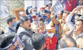  ?? DEEPAK SANSTA / HT ?? Leader of opposition Mukesh Agnihotri along with other Congress MLAS block the way of governor Bandaru Dattatreya as he tries to exit the Vidhan Sabha in Shimla on Friday.