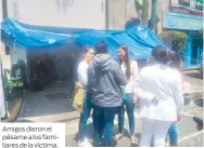  ??  ?? Amigos dieron el pésame a los familiares de la víctima.