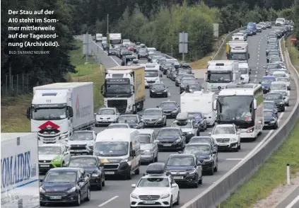  ?? BILD: SN/FRANZ NEUMAYR ?? Der Stau auf der A10 steht im Sommer mittlerwei­le auf der Tagesordnu­ng (Archivbild).