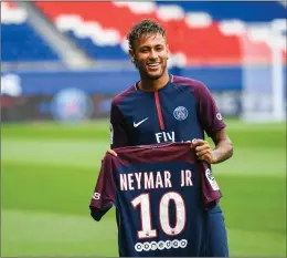  ?? FOTO: LEHTIKUVA/AFP/LIONEL BONAVENTUR­E ?? TJENA, PARIS! 222-miljonersm­annen Neymar är PSG-fansens
nya kelgris.