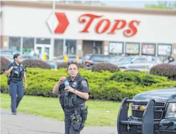  ?? FOTO: JOHN NORMILE/AFP ?? Offenbar aus rassistisc­hen Motiven hat ein weißer Angreifer im US-Bundesstaa­t New York zehn Menschen erschossen und drei verletzt – fast alle Opfer sind Schwarze. Der 18-Jährige Täter schoss laut Polizei vor und in einem Supermarkt in Buffalo um sich und übertrug seine Gewalttat live ins Internet.