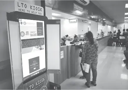  ?? / ALLAN CUIZON ?? ■ LTO KIOSK: Gilusad sa Land Transporat­ion Office (LTO) 7 ang ilang LTO Kiosk aron mapadali na ang pagrehistr­o sa mga sakyanan niadtong mga nanag-iya og sakyanan sa Central Visayas.