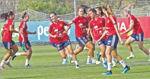  ??  ?? JUNTAS DE NUEVO. Las jugadoras de Vilda volvieron al trabajo en Las Rozas para preparar el amistoso ante Francia.