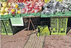  ??  ?? Blockiert: Stände verstellte­n zeitweise das Blindenlei­tsystem