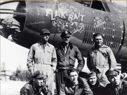  ?? NASM ?? Flak-Bait au retour de sa 200e mission, avec son équipage. Un dessin de bombe, sur papier ou carton, marqué “200 missions”, a été collé sur la carlingue.