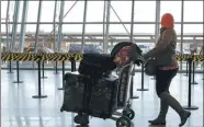  ?? BRENDAN MCDERMID / REUTERS ?? Internatio­nal travelers arrive at John F. Kennedy internatio­nal airport in New York on Saturday.