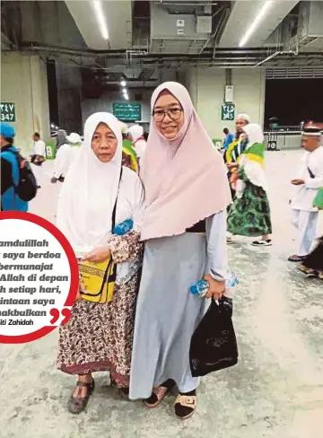  ??  ?? SITI Zahidah (kanan) ditemani rakan di Kompleks Jamarat.