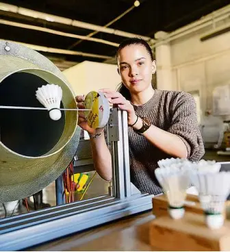  ?? Foto: Matthias Webe ?? Helena Krüger mit dem Federball-Versuchsst­and, der derzeit in einer Halle der Hochschule in Zittau aufgebaut ist.