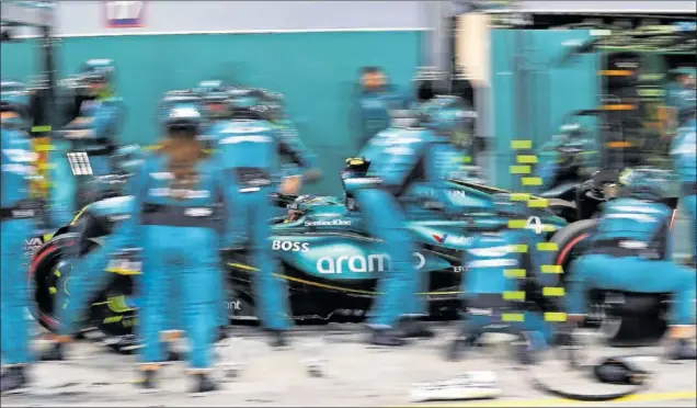  ?? ?? El equipo Aston Martin realiza una parada en boxes con el AMR24 de Fernando Alonso durante la carrera del GP de Bahréin que abrió la temporada 2024 de Fórmula 1.