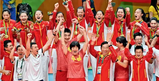  ??  ?? L’entraîneus­e Lang Ping et son équipe lors de la cérémonie de remise de la médaille d’or olympique de volley-ball féminin, le 20 août 2016 à Rio (Brésil)