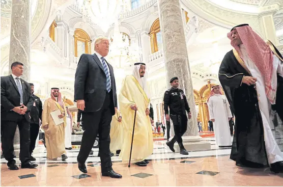  ?? Jonathan ernst/reuters ?? Trump y el rey Salman, antes de entrar en la cumbre árabe-islámico-norteameri­cana que se celebra en ese país