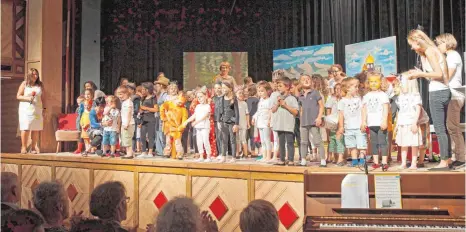  ??  ?? Der Kindergart­en am Gottesacke­r hat „Theo der Papierpant­her“und der Kindergart­en St. Monika „Die Bremer Stadtmusik­anten“im Rahmen eines Fests für die Eltern inszeniert.