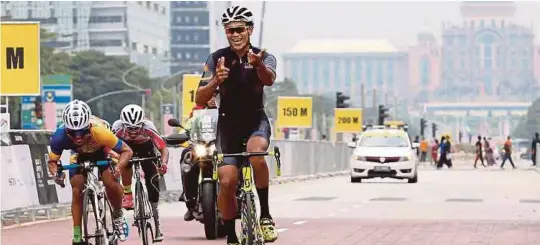  ??  ?? Najib memenangi pingat emas acara basikal kategori C4 di Putrajaya, semalam.