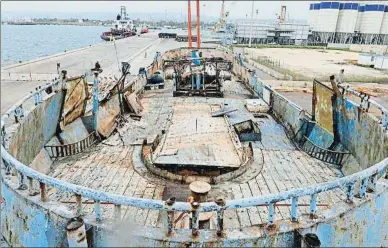  ?? . ?? El escenario del terror
La barca donde murieron unas 800 personas en su emplazamie­nto en el Arsenal de Venecia –los antiguos astilleros
de la ciudad–, donde será exhibida hasta finales de noviembre como obra artística