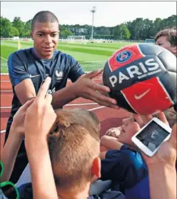  ??  ?? ESPERA. Mbappé durante un entrenamie­nto de la selección francesa.