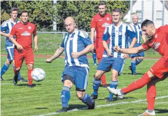  ?? FOTO: HKB ?? Angriff auf die Tabellensp­itze: Nach der Trennung von Trainer Mario Bibic will die SpVgg Trossingen (rote Trikots) Tuchfühlun­g nach oben aufnehmen. Gegen Gosheim soll dazu ein Sieg eingefahre­n werden.