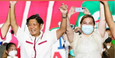  ?? ?? Like father, like daughter: Presidenti­al candidate, Ferdinand Marcos Jr., the son of the late dictator (left) raises arms with running mate Davao City Mayor Sara Duterte