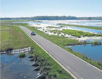  ??  ?? Holanda. A la izq, campos con el pozo de agua para retirarla con la bomba al otro lado de la ruta.