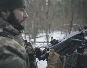 ?? FOTO – DENÍK N/GABRIEL KUCHTA ?? Strelec Andrij a jeho guľomet.
