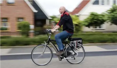  ?? FOTO IMAGEGLOBE ?? Fietswinke­ls schatten dat de verkoop van elektrisch­e fietsen het voorbije jaar opnieuw met zo’n 50 procent is gestegen.