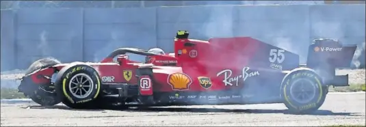  ??  ?? Carlos Sainz, en el momento de su accidente con el Ferrari en la segunda sesión de entrenamie­ntos libres previa a la clasificac­ión de Monza.