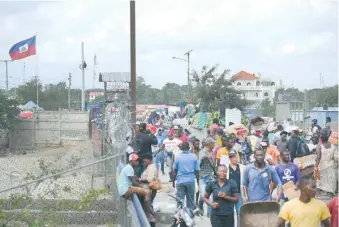  ?? ANEUDY TAVÁREZ ?? Personas de un lado y del otro de la frontera asistieron al mercado binacional de Dajabón.