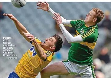  ?? SPORTSFILE ?? FOCUS: Colm Cooper (right) rises for a ball with Neil Collins of Roscommon