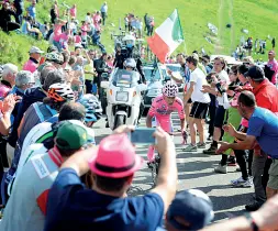  ??  ?? La sintesi La tappa del 27 maggio 2017 è una delle più impegnativ­e del Giro 100. Si parte da Pordenone, in Friuli Venezia Giulia, e dopo pochi chilometri si entra in Veneto, nel trevigiano dove i corridori potranno gustarsi il magnifico paesaggio delle...