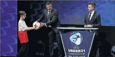  ??  ?? EL SORTEO. Un niño llevó el balón con el que se disputará la próxima Eurocopa Sub-21 de 2017.