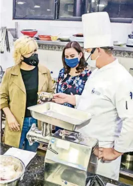  ??  ?? k La Escuela de los Chefs de Guayaquil está a cargo de las capacitaci­ones.