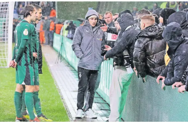  ?? FOTO: DIRK PÄFFGEN ?? Redebedarf: Die Borussen (v.l.) Florian Neuhaus, Julian Weigl und Rocco Reitz stellen sich in Saarbrücke­n den erbosten Fans.