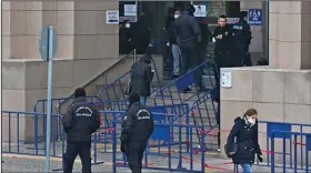  ?? (AP/Mehmet Guzel) ?? Police officers provide security outside an Istanbul courthouse where Can Dundar, the former editor-in-chief of opposition newspaper Cumhuriyet, was convicted Wednesday.