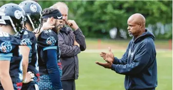  ?? Foto: Klaus Rainer Krieger ?? Die Anweisunge­n von Chef Trainer Clinton Morris haben nichts gebracht: Die Augsburg Raptors verloren ihr Heimspiel gegen Feldkirche­n mit 34:63. Trotzdem haben die Bayernliga Footballer die Play offs fest im Blick.