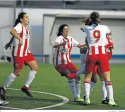  ?? JAVIER ALONSO ?? Las almeriense­s celebrando la victoria ante el CP San Miguel.