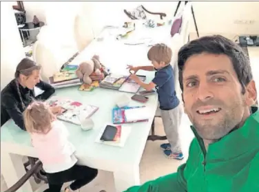  ??  ?? MÁS TIEMPO COMO NÚMERO UNO
Djokovic publicó en las redes sociales este selfie junto a su familia.