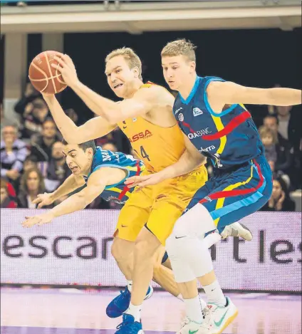  ?? FOTO: ACB PHOTO ?? Brad Oleson, escolta del Barça, conel balón en el encuentro de la primera vuelta de la Liga Endesa frente al MoraBanc Andorra