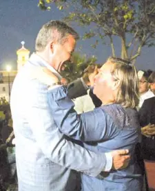  ?? Fotos: Carlos Ayala ?? A su paso por el barrio del Coecillo, tanto el Gobernador como el Alcalde conviviero­n con sus habitantes y bailaron danzón.