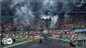 ??  ?? Ceremonia de apertura de la final de la Eurocopa entre Inglaterra e Italia en el estadio de Wembley, en Londres, este domingo (11.07.2021).