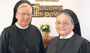  ?? FOTO: WOI ?? Die Schwestern Edburga (l.) und Perpetua wollten die Quirinus-Schreinpro­zession noch mitmachen und ziehen heute in das Aachener Mutterhaus ihres Ordens um. Damit erlischt der kleine Neusser Konvent.